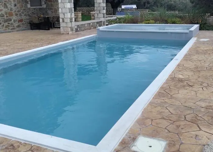 Sunny Countryside - With Private Pool וילה