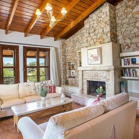 Sunny Countryside - With Private Pool Vilă *